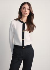 Biały kardigan damski KARDT-0053-12(Z25), widok produktu z przodu na modelce. Widoczna połowa sylwetki. 