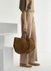 Zamszowe baleriny damskie w kolorze beżowym BUTYD-1247-1B(W26), widok produktu z boku na stopach modelki.