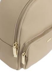 Beżowy plecak damski z imitacji skóry TOREC-1014-1B(W26) - zbliżenie na detal, na białym tle.