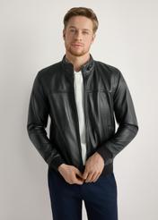 Czarna skórzana kurtka męska KURMS-0392-99(W26) - widok produktu z przodu, na modelu, na jasnym tle. Widoczna połowa sylwetki.