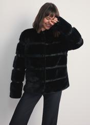 Czarne futro damskie z aplikacjami FUTDP-0067-99(Z25) - widok produktu z przodu na modelce na białym tle. Widoczna sylwetka do kolan. 