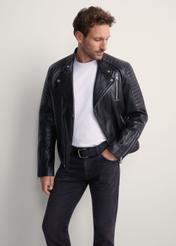 Skórzana ramoneska męska KURMS-0179L-5427(KS), widok produktu z przodu na modelu. Widoczna połowa sylwetki. 