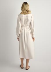 Jasnobeżowa sukienka damska midi SUKDT-0269-1A(W26), widok produktu z tyłu na modelce. Widoczna połowa sylwetki.
