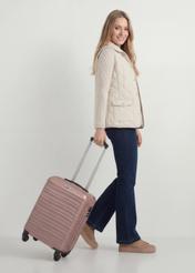 Walizka mała na kółkach WALAB-0081-5X-19(W26), widok produktu z przodu obok sylwetki modelki.