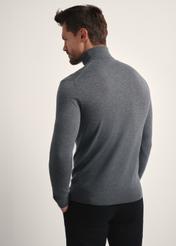 Grafitowy sweter męski z golfem SWEMT-0185-95(Z25), widok produktu z tyłu na modelu. Widoczna połowa sylwetki.