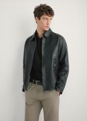 Czarna skórzana kurtka męska KURMS-0363-99(W26), widok produktu z przodu na modelu. Widoczna połowa sylwetki.