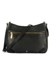 Czarna torebka damska na ramię TORES-1213-9I(W26), widok produktu od przodu na białym tle.