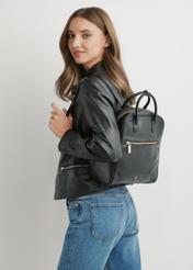 Czarny plecak damski z imitacji skóry TOREC-1129-99(W26), widok produktu na ramieniu modelki. Widoczna połowa sylwetki.