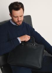 Pojemna torba męska z czarnej skóry TORMS-0471-99(Z25), widok produktu od przodu na modelu, widoczna połowa sylwetki.