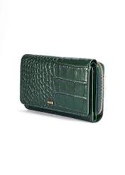 Ciemnozielony portfel damski croco PORES-0951-51(W25) - widok produktu po skosie na białym tle.