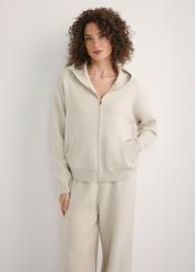 Beżowa bluza damska z kapturem BLZDT-0120-1A(W26), widok produktu z przodu na modelce. Widoczna połowa sylwetki.