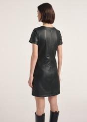 Czarna skórzana sukienka mini SUKDS-0052-1276(Z25), produktu widoczny od tyłu na modelce, widoczne pół sylwetki.