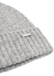 Szara czapka damska z wełną CZADT-0210-9B(Z26) - zbliżenie na detal produktu na białym tle.