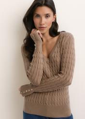Sweter damski w kolorze camelu SWEDT-0212A-1D(Z26), widok produktu z przodu na modelce. Widoczna połowa sylwetki. 