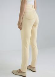 Kremowe spodnie jeansowe damskie JEADT-0005-11(W22)