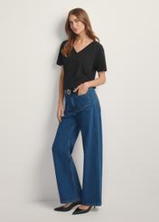 Czarny T-shirt damski basic TSHDT-0120-99(W25), widok produktu od przodu na modelce, widoczna cała sylwetka.