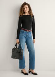 Czarna torba na laptopa damska TOREC-1209-99(W26), widok produktu w dłoni modelki. Widoczna cała sylwetka.