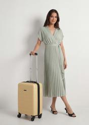 Walizka mała na kółkach WALAB-0083-2B-19(W26), widok produktu skosem obok sylwetki modelki.