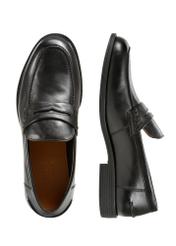 Czarne skórzane mokasyny męskie BUTYM-0482-99(W25), widok produktu z góry na białym tle.