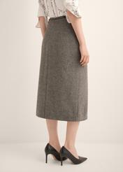 Szara wełniana spódnica midi SPCDT-0133-9D(Z26), widok produktu od tyłu na modelce, widoczna połowa sylwetki.