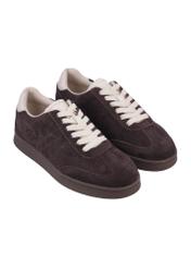 Zamszowe buty sportowe w kolorze ciemnobrązowym BUTYD-1317-1 I(Z26), widok produktu skosem na białym tle.