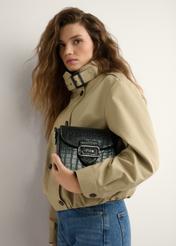 Czarna listonoszka damska croco TOREC-0880-9G(W26) - widok produktu z przodu, trzymanego przez modelkę w ręku, na jasnym tle. Widoczna połowa sylwetki. 