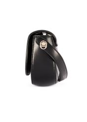 Mała czarna torebka listonoszka damska TOREC-1185-99(W26), widok produktu z boku na białym tle.