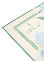 Kremowy szalik damski z jedwabiu SZADT-0188-7B(W26), zbliżenie na detal produktu na białym tle.