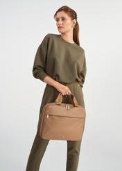 Beżowa damska torba na laptopa TOREN-0306-81(W25) - widok na modelce na białym tle. Widoczna połowa sylwetki. 