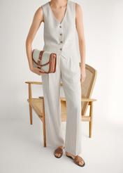 Camelowe klapki damskie z plecionką BUTYD-0903C-1D(W26), widok produktu z przodu na stopach modelki.