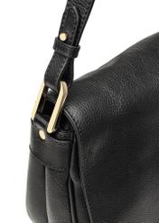 Czarna skórzana listonoszka damska TORES-1253-99(W26), zbliżenie na detal produktu na białym tle.