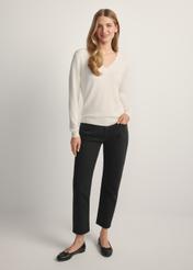 Czarne spodnie jeansowe damskie JEADT-0011-99(W26), widok produktu z przodu na modelce. Widoczna cała sylwetka.