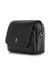 Czarna mała skórzana torebka damska TORES-0958E-9I(W26), widok produktu skosem na białym tle.