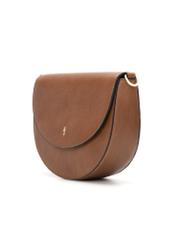 Brązowa skórzana listonoszka damska TORES-1246-1F(W26), widok produktu skosem na białym tle.