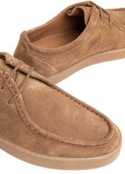 Camelowe zamszowe półbuty męskie BUTYM-0532-1D(W26), zbliżenie na produkt na białym tle.