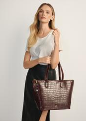 Damska brązowa torebka shopper skórzana TORES-0939E-89(Z25), widok produktu od przodu na modelce, widoczna połowa sylwetka.