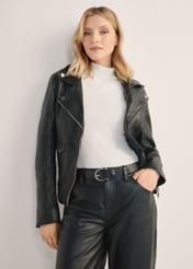 Skórzana kurtka damska w kolorze czarnym KURDS-0184-99(KS), widok produktu z przodu na modelce. Widoczna połowa sylwetki.