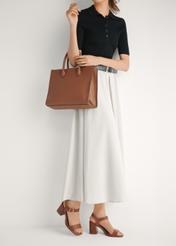 Skórzane sandały damskie w kolorze brązowym BUTYD-1178-1D(W26), widok produktu z boku na stopach modelki.