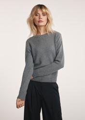 Szary sweter damski SWEDT-0251-91(Z25), produkt widoczny z przodu na modelce, widoczne pół sylwetki.-02