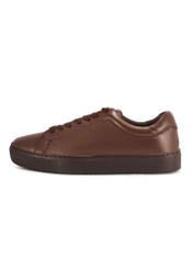 Brązowe skórzane buty sportowe BUTYM-0503-89(Z25) - widok produktu z boku na białym tle. 