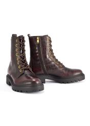 Bordowe botki damskie croco BUTYD-1192-4E(Z26), widok produktu skosem na białym tle.