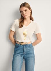 Kremowy t-shirt damski TSHDT-0149-12(Z25), widok produktu przodem na modelce, widoczna połowa sylwetki.