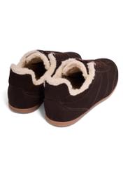 Zamszowe ciemnobrązowe sneakersy damskie BUTYD-1292-1I(Z26), widok produktu z tyłu na białym tle.