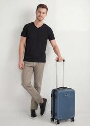 Walizka kabinowa na kółkach WALAB-0053-7D-19(W26), widok produktu skosem przy modelu, widoczna cała sylwetka.