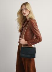 Czarna elegancka listonoszka damska TOREC-1165-99(W26), widok produktu na ramieniu modelki. Widoczna połowa sylwetki.