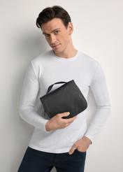 Kosmetyczka męska w kolorze ciemnoszarym TORMN-0370-95(Z25) - widok produktu z przodu, trzymanego przez modela w ręku, na jasnym tle. Widoczna połowa sylwetki. 