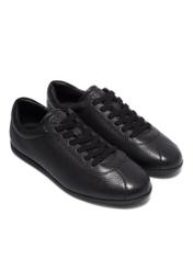 Czarne skórzane sneakersy damskie BUTYD-1293-9I(Z26), widok produktu skosem na białym tle.