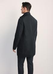 Czarna przejściowa kurtka męska KURMT-0388-99(Z25), produkt widoczny od tyłu na modelu, widoczne pół sylwetki.