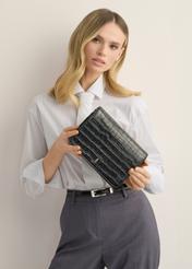 Skórzana czarna torebka damska croco TORES-1324-9G(Z26), widok produktu w dłoniach modelki. Widoczna połowa sylwetki.