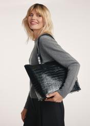 Damska torebka shopper skórzana TORES-0939F-9G(W26), widok produktu od przodu na modelce, widoczna połowa sylwetki.